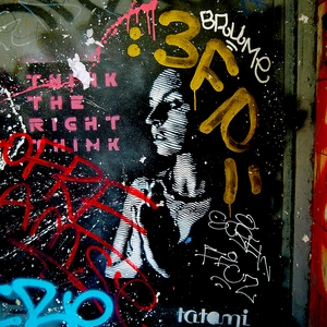 Mur recouvert d'inscriptions et d'une femme au pochoir  - France  - collection de photos clin d'oeil, catégorie streetart